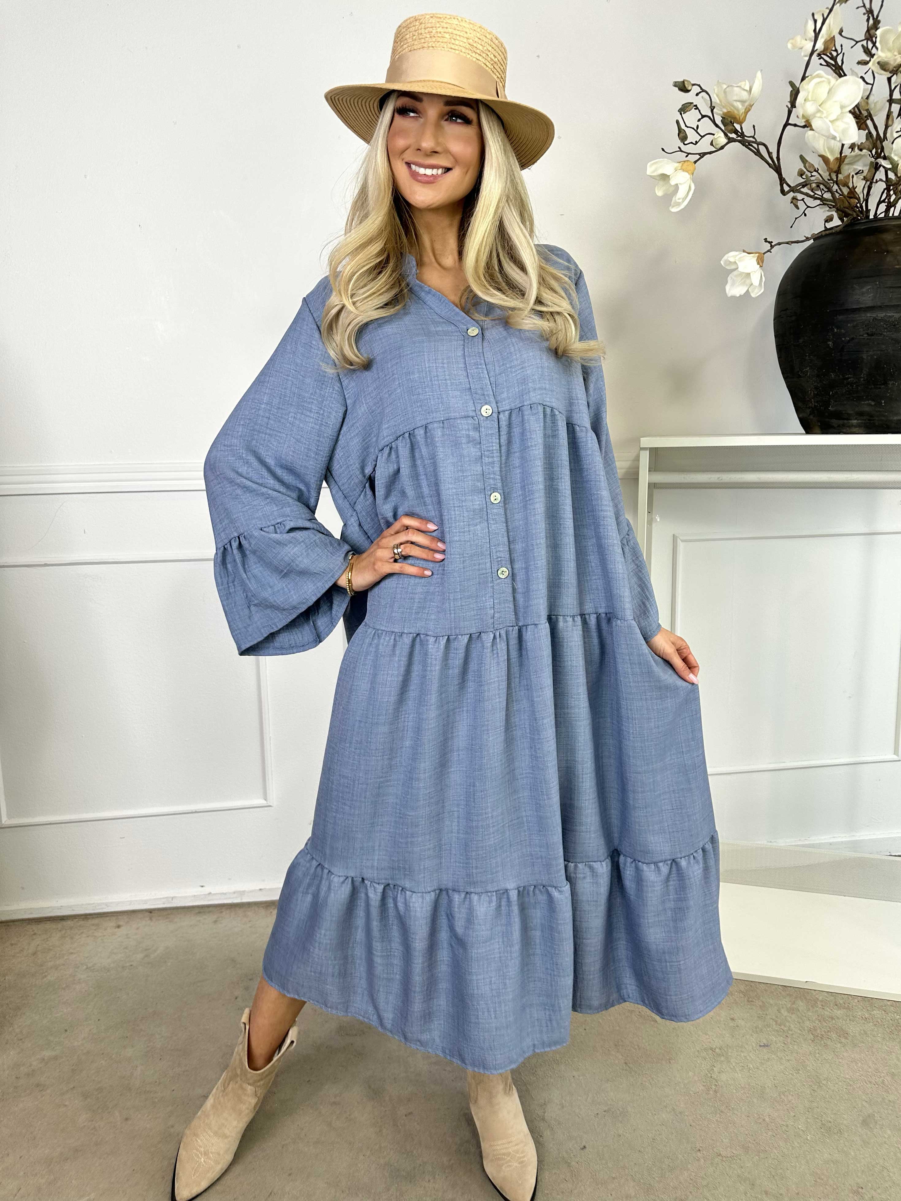 Arjana - Söt klänning med lager i lagerlook och knappar